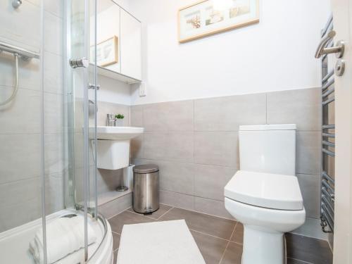 Pass The Keys Beautifully Presented 2 Bed Apartment With Parking