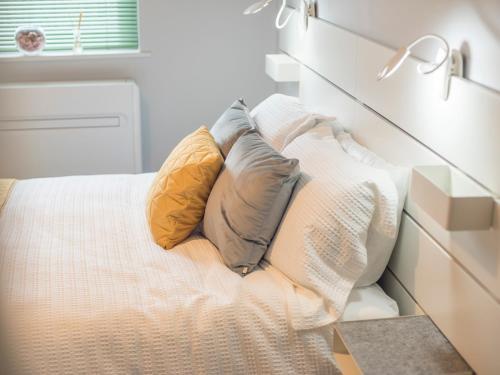Pass The Keys Beautifully Presented 2 Bed Apartment With Parking