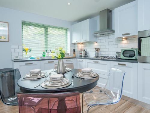 Pass The Keys Beautifully Presented 2 Bed Apartment With Parking