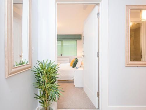 Pass The Keys Beautifully Presented 2 Bed Apartment With Parking
