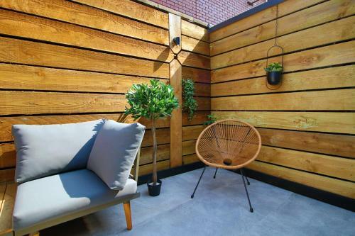 New 2022 Spacious 2 Bed Apartment - Private Courtyard - Underfloor Heating