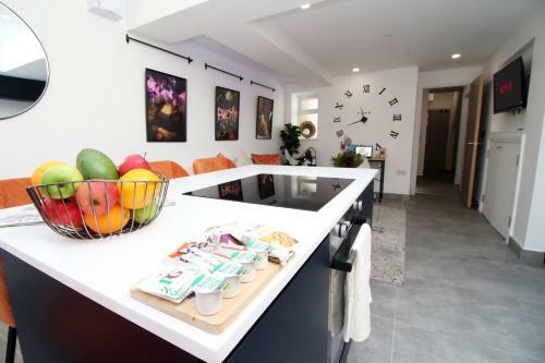 New 2022 Spacious 2 Bed Apartment - Private Courtyard - Underfloor Heating