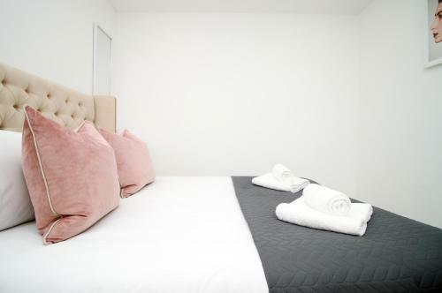 New 2022 Spacious 2 Bed Apartment - Private Courtyard - Underfloor Heating