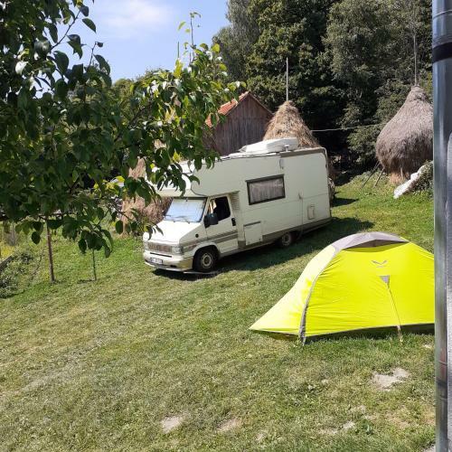Hostal Room In Bb - Camping Retreat In A Rural Way
