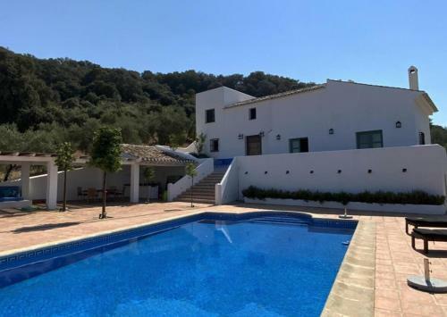 6-bed 5-bath Villa With Large Private Pool