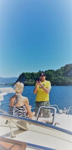 Unique Boat & Breakfast With Lake Cruise