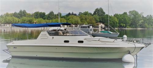 Unique Boat & Breakfast With Lake Cruise