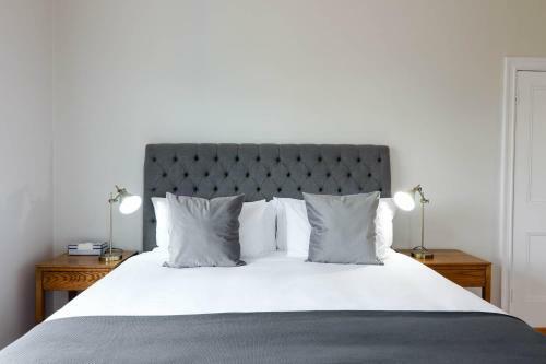 Hostal Whispering Oaks Guest House