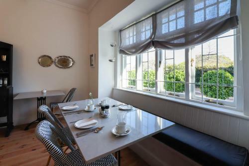 Hostal Whispering Oaks Guest House