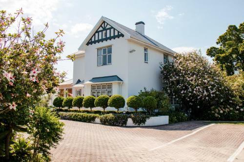 Hostal Whispering Oaks Guest House