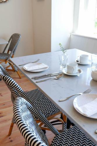 Hostal Whispering Oaks Guest House