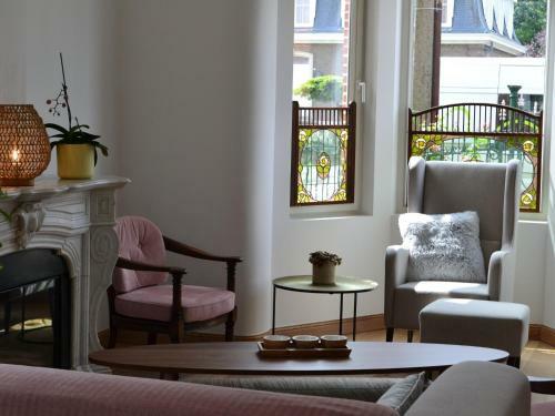 Charming Holiday Home In Oosteeklo With Garden