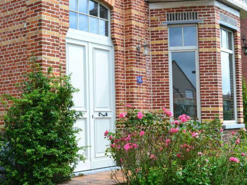 Charming Holiday Home In Oosteeklo With Garden