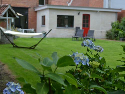 Charming Holiday Home In Oosteeklo With Garden