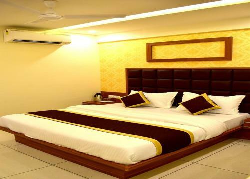 Hotel The Royal Square - Sky Stays (Chandkheda)