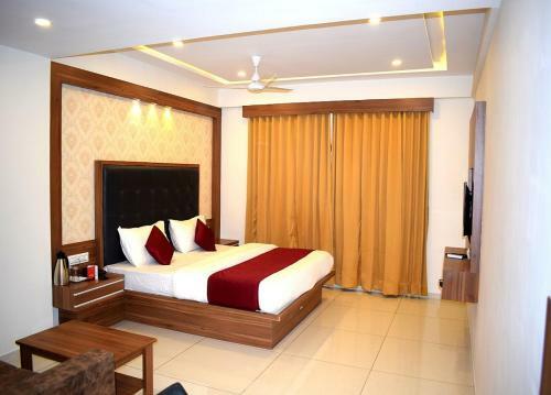 Hotel The Royal Square - Sky Stays (Chandkheda)