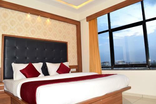 Hotel The Royal Square - Sky Stays (Chandkheda)
