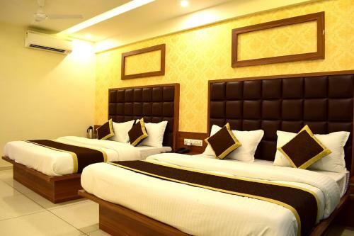 Hotel The Royal Square - Sky Stays (Chandkheda)