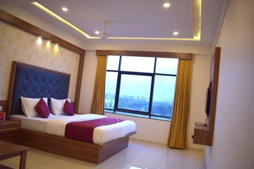 Hotel The Royal Square - Sky Stays (Chandkheda)