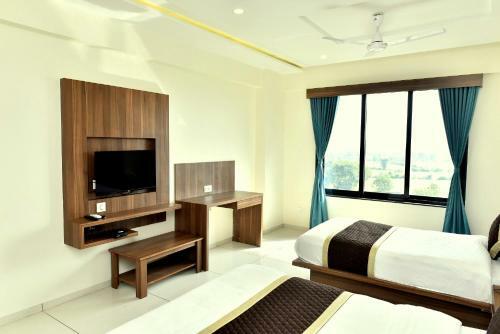 Hotel The Royal Square - Sky Stays (Chandkheda)