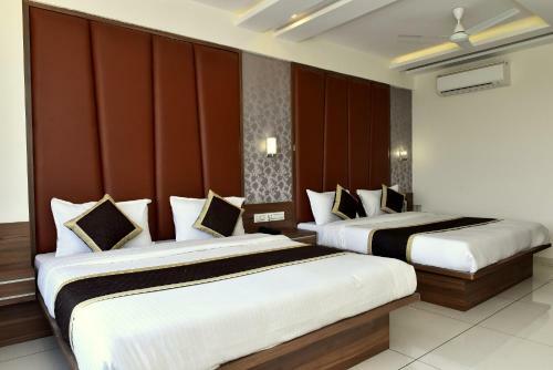 Hotel The Royal Square - Sky Stays (Chandkheda)