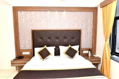 Hotel The Royal Square - Sky Stays (Chandkheda)