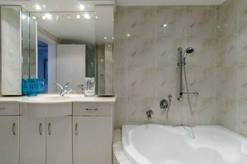 Luxury 4 Bedroom Sea View Apartment Netanya