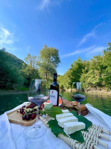 Hostal Alpeta Agrotourism & Winery - Roshnik , Berat
