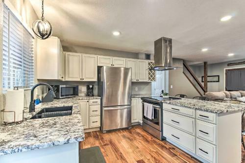 Pinetop Cabin With Deck, Private Loft, Fire Pit