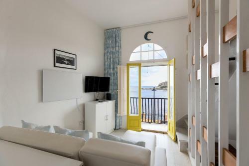 Seafront Small Home Wterrace