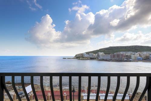 Seafront Small Home Wterrace