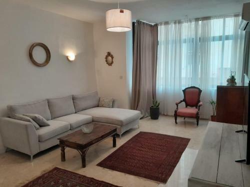 Lovely Two Bedroom Apartment Seconds From The Sea!