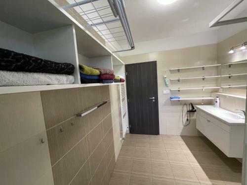 Apartment Rosni?ka With King Bed, Balcony, Free Parking