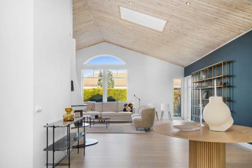 Luxury Three-bedroom Modern Family Home In B�stad