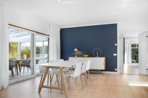 Luxury Three-bedroom Modern Family Home In B�stad