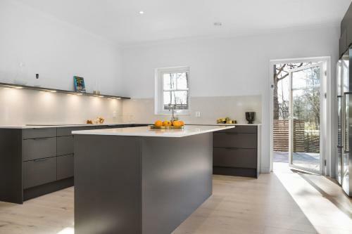 Luxury Three-bedroom Modern Family Home In B�stad