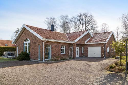 Luxury Three-bedroom Modern Family Home In B�stad
