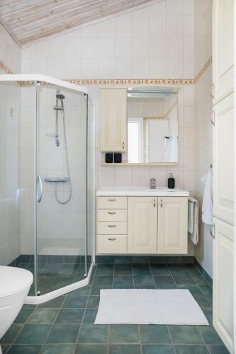Luxury Three-bedroom Modern Family Home In B�stad