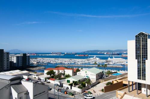 Luxury Modern Apartment With Exceptional Views!