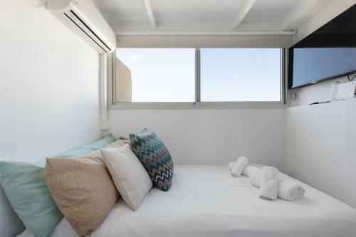 Bright And Modern Studio Apartment