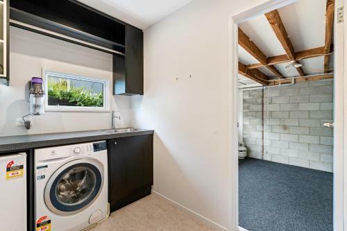 Eely Point Oasis - Wanaka Holiday Home