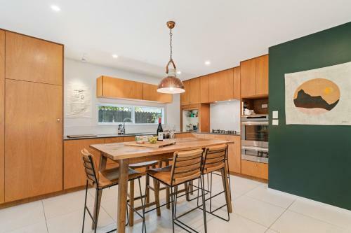Eely Point Oasis - Wanaka Holiday Home