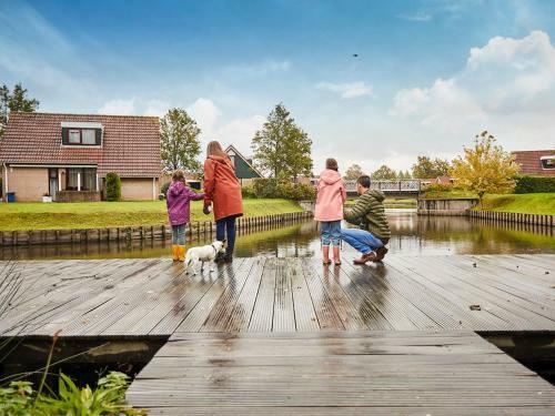 Detached Bungalow In Zeeland On The Stelleplas