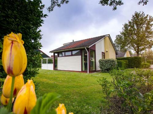 Detached Bungalow In Zeeland On The Stelleplas