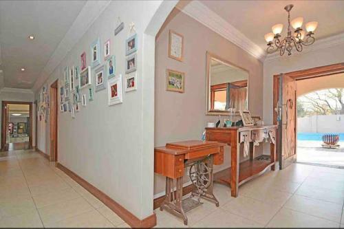 Cheerful 4 Bed House, Pool & Outdoor Bali Shower