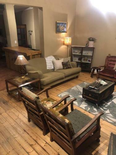 Spacious Home With Vintage Charm In Melville