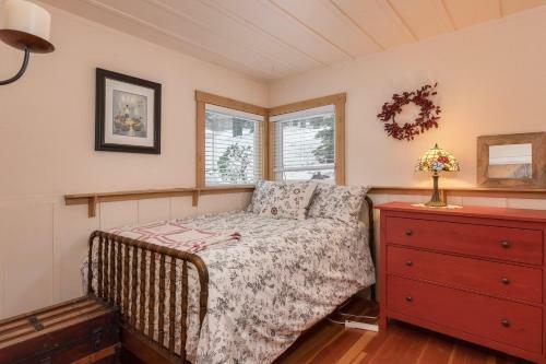 Chic Carnelian Bay Cabin