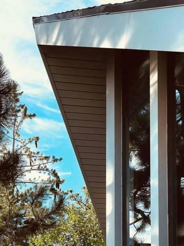 Vibey Mid-century A-frame W/ Patio & Zen Garden