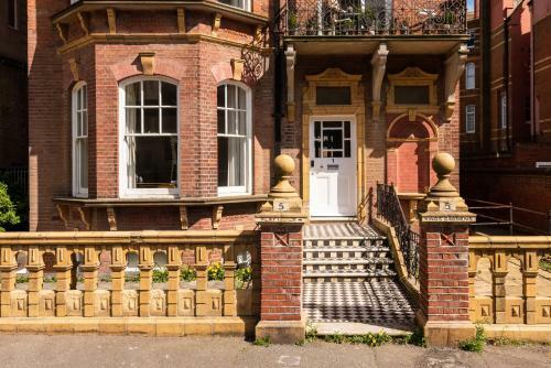 Luxury 3 Bed Garden Apartment Opposite The Beach.
