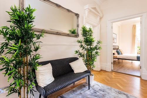 Luxury 3 Bed Garden Apartment Opposite The Beach.